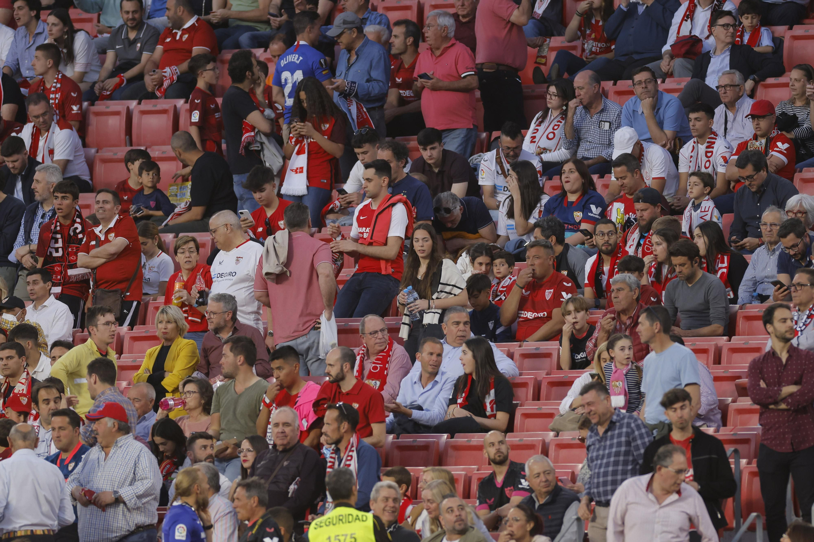 Búscate en las fotos del Sevilla-Celta