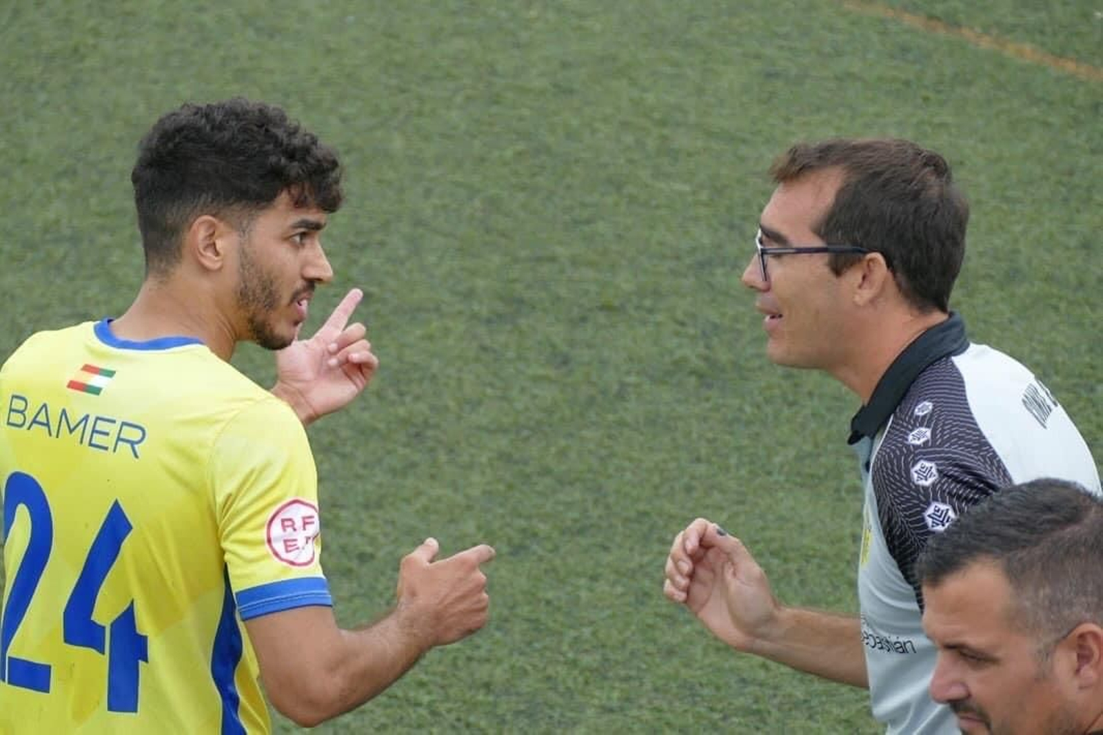 Francis da instrucciones a Bamer en la banda del Pérez Ureba.