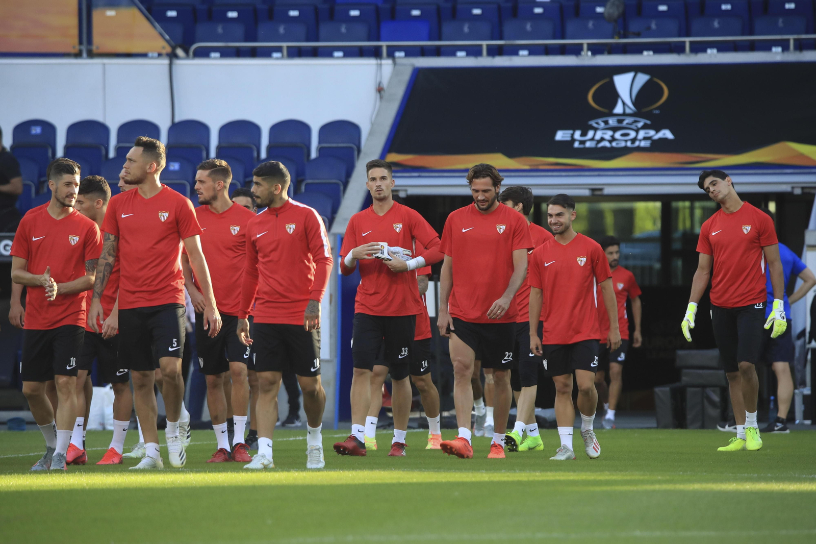 Los futbolistas del Sevilla salen al entrenamiento en Duisburgo.