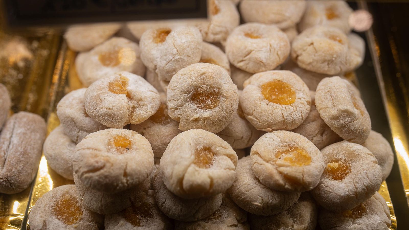 Bandeja de panellets de crema.