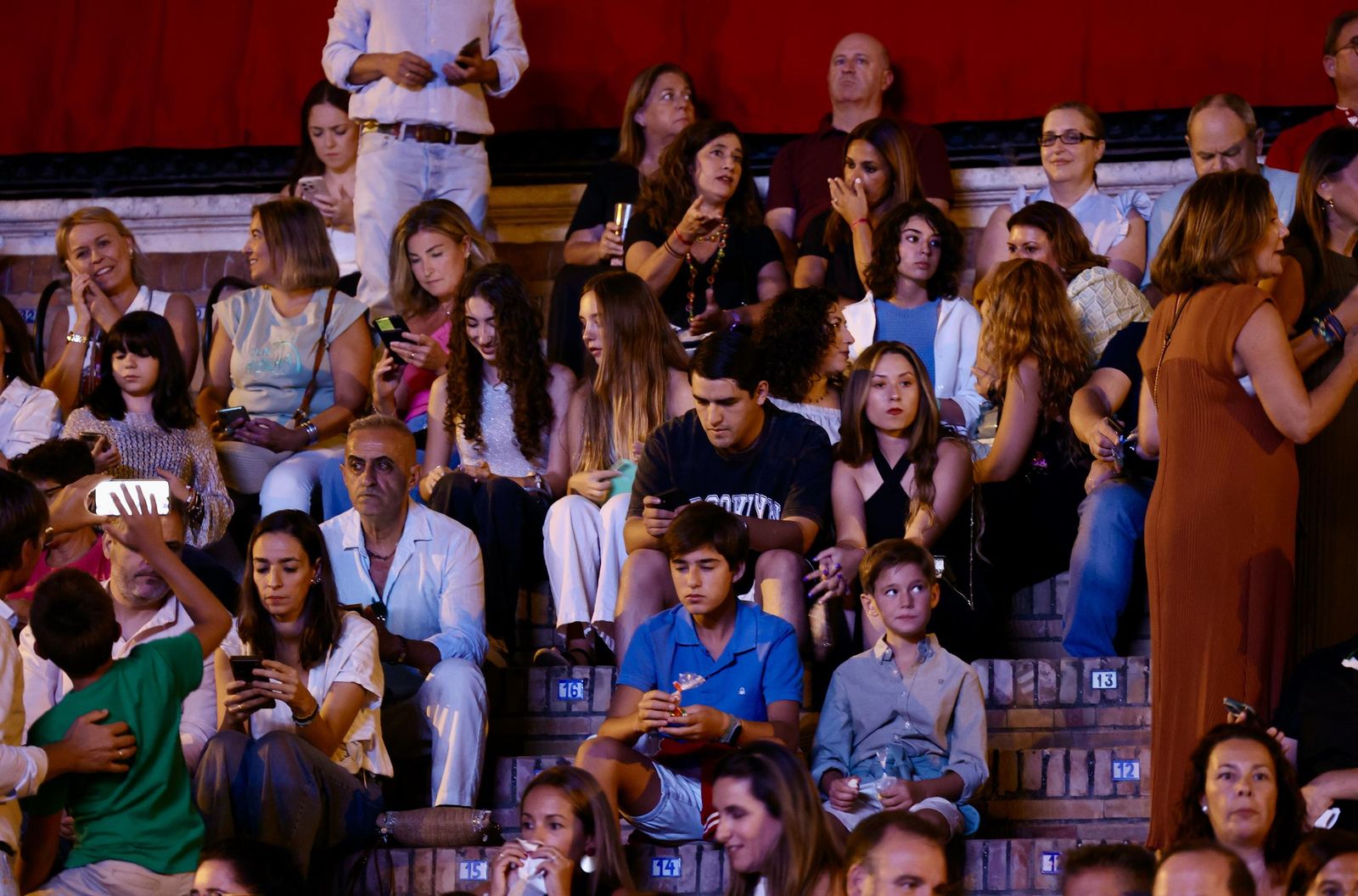 Búscate en el concierto de Hombres G