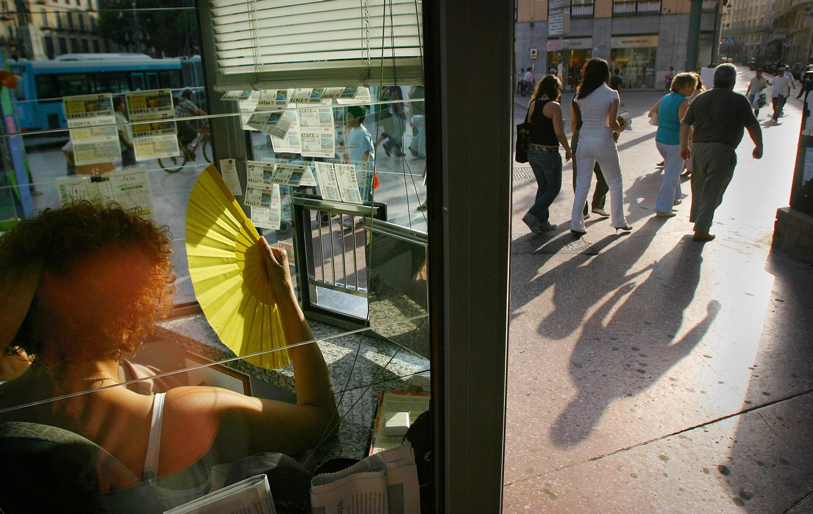 Imagen de archivo de una mujer abanicándose dentro de un quiosco de la ONCE.