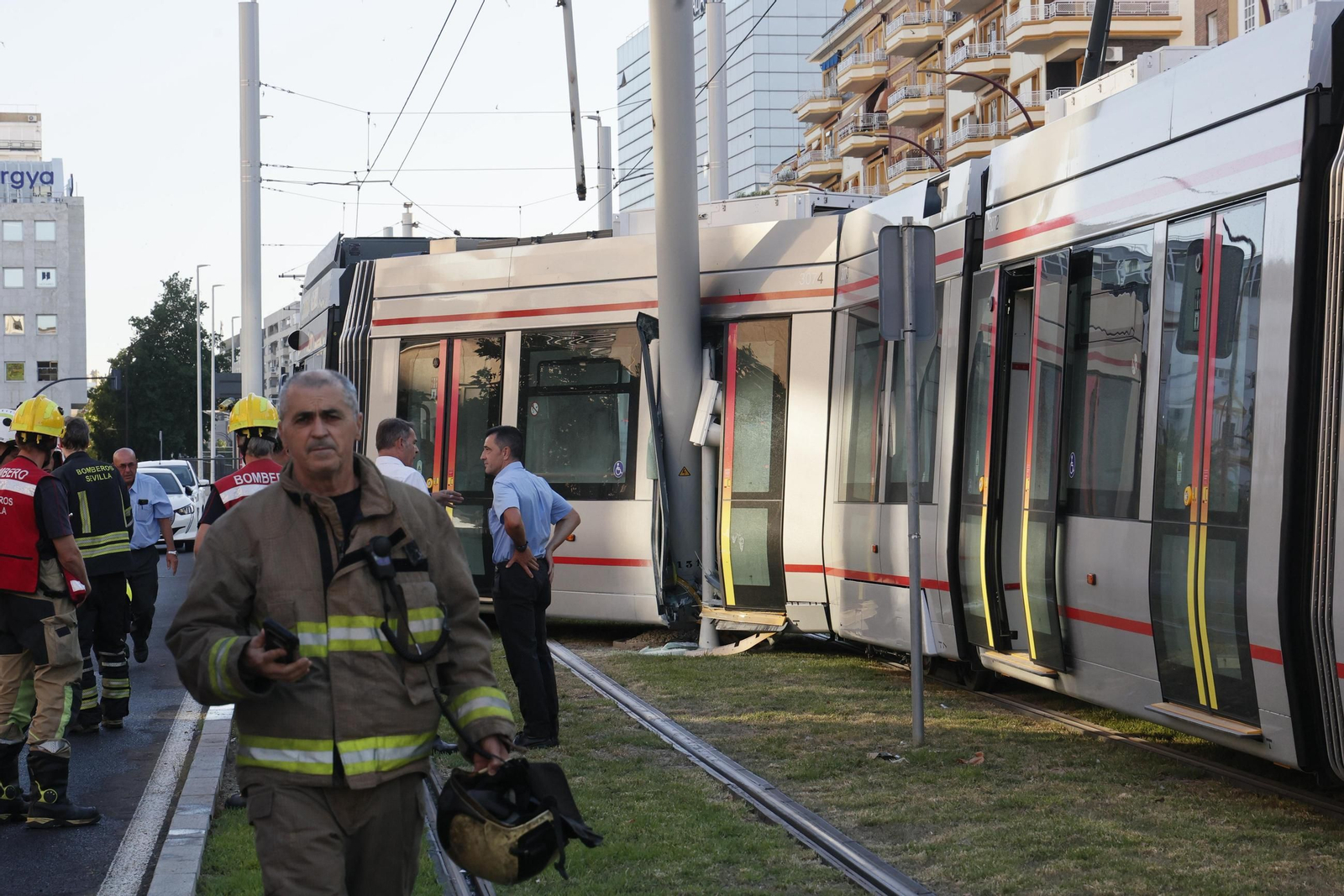 Las fotos del descarrilamiento del tranvía en la avenida de San Francisco Javier de Sevilla