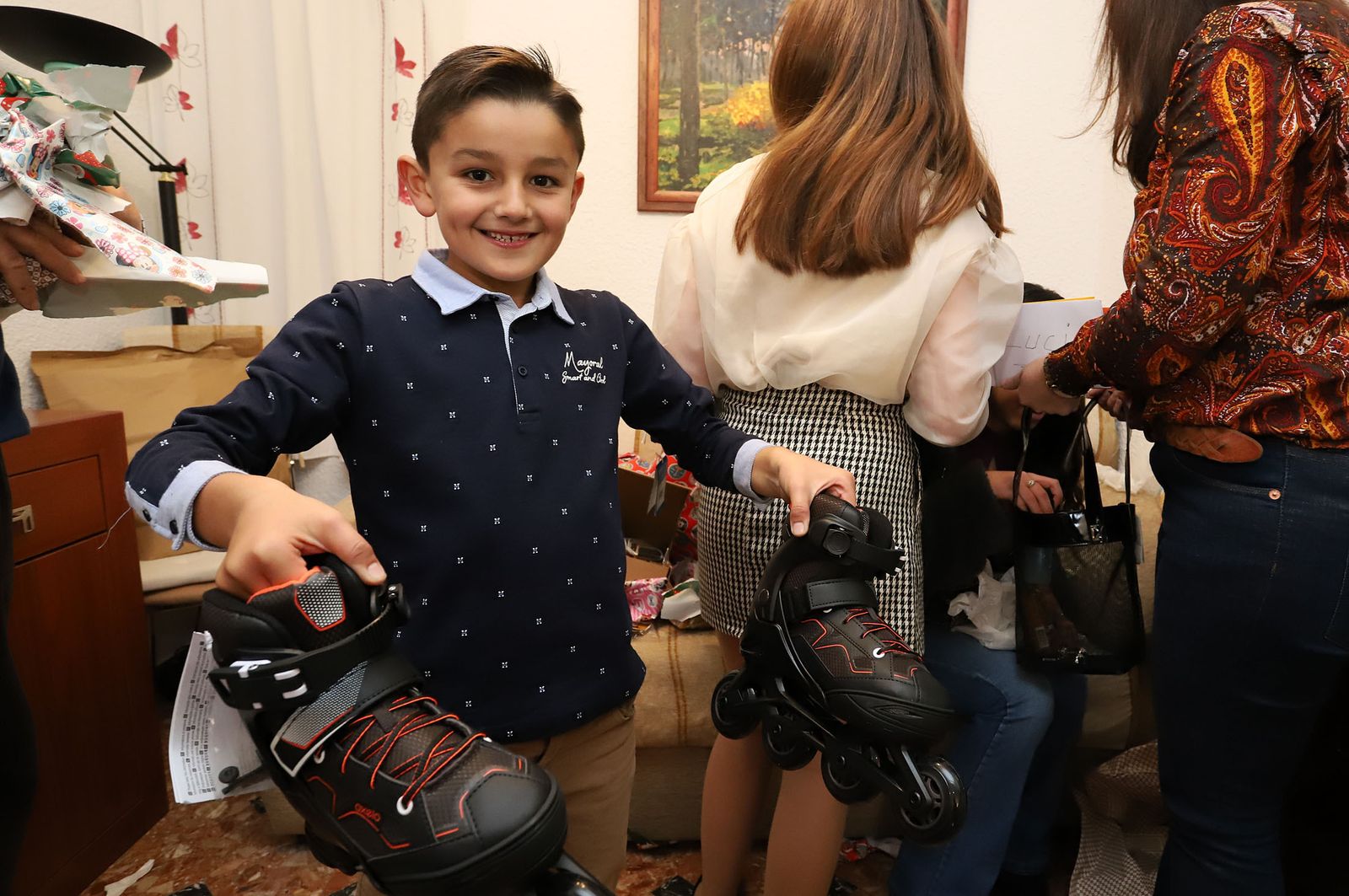 Imágenes de los niños recibiendo sus regalos de Reyes