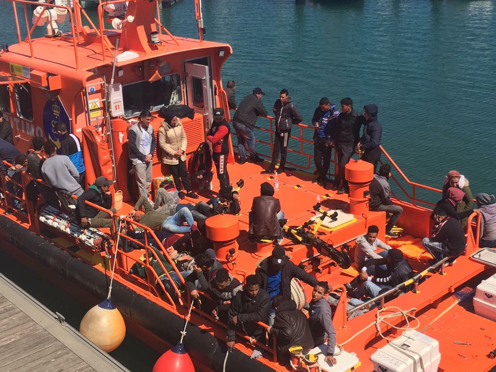 Localizada una patera en Camposoto con 35 magrebíes, ocho de ellos menores