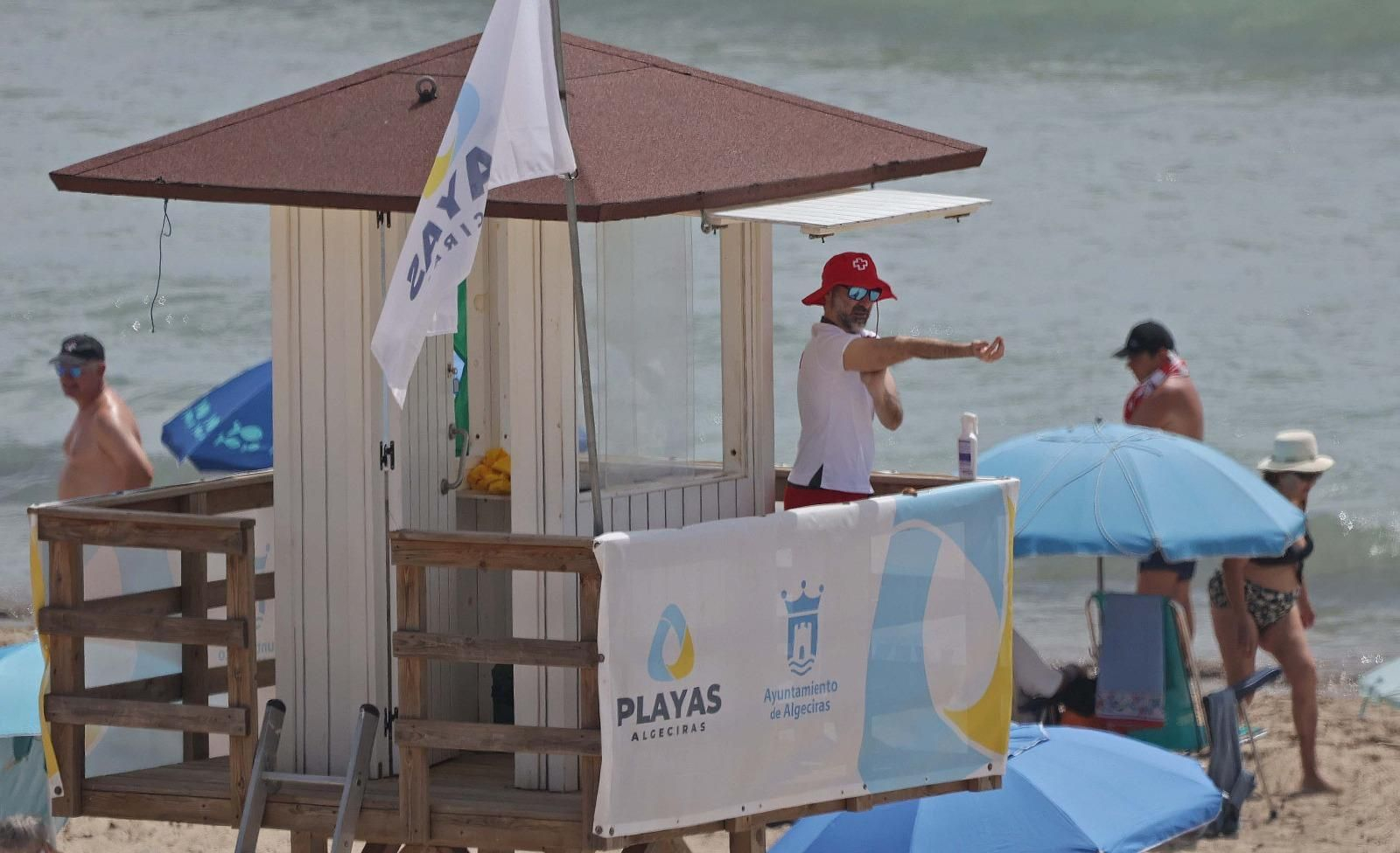 Algeciras inaugura la temporada de playas con gran afluencia de personas en Getares y El Rinconcillo