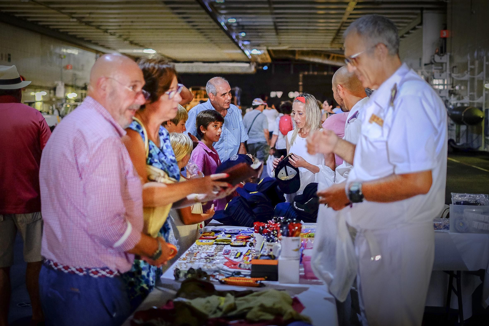 Jornada de puertas abiertas del 'Juan Carlos I' en el muelle de Cádiz