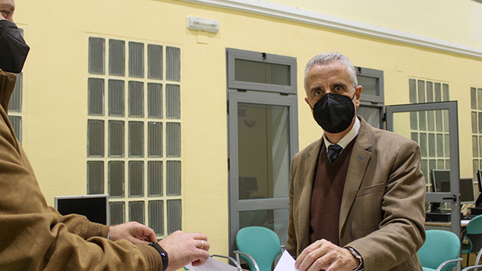 Juan Pérez vota en la asamblea extraordinaria del PSOE de Lucena.