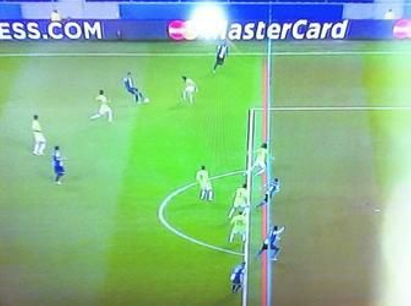 Momento del pase que muestra como el mediocentro luso está por delante de la defensa.