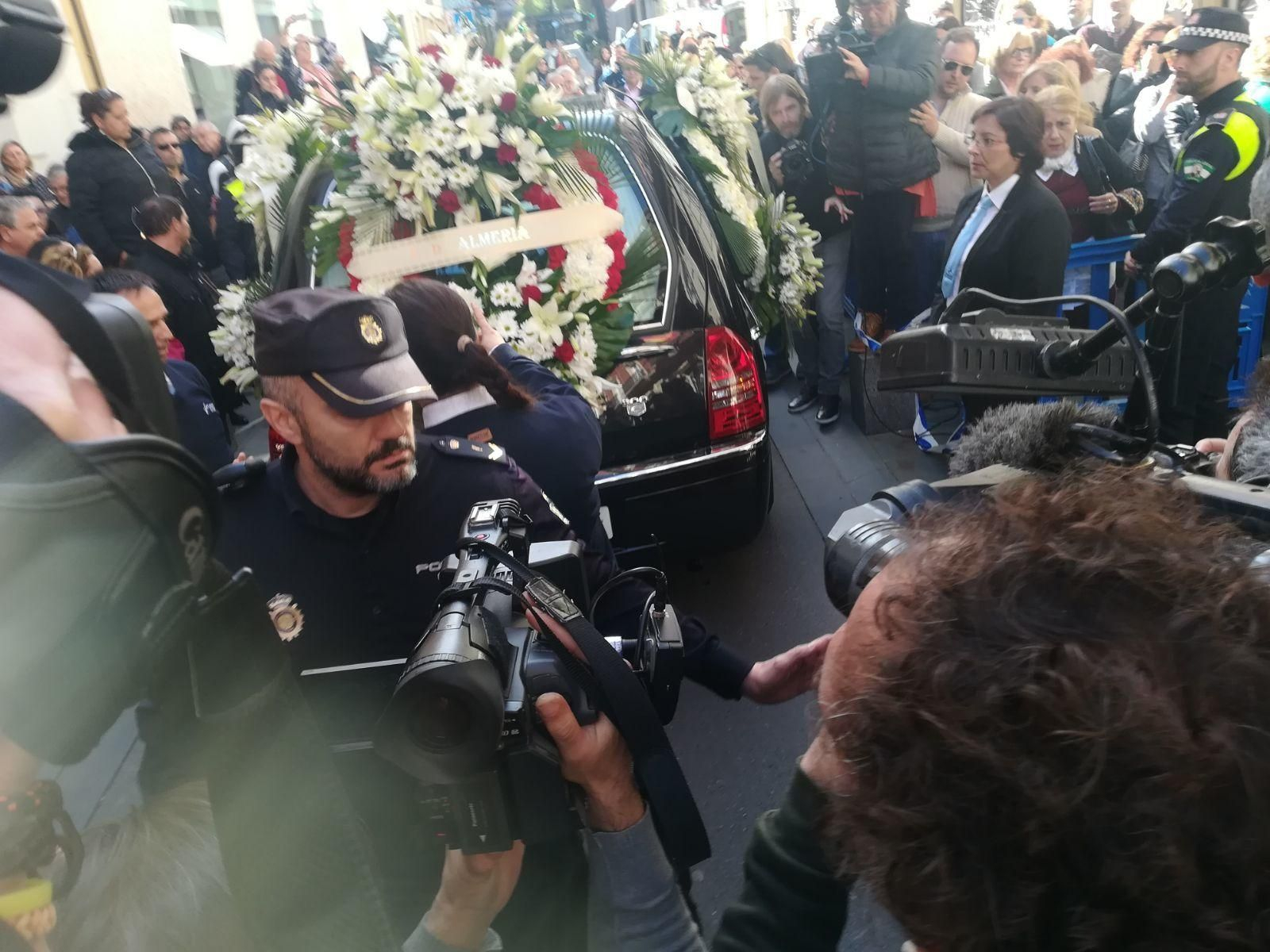 Las imágenes de la capilla ardiente de Gabriel Cruz.