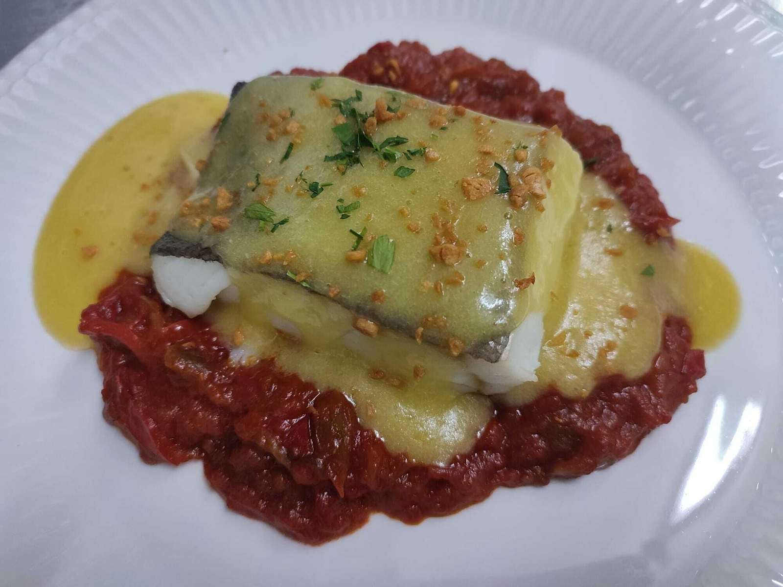 Bacalao con pil pil de tomate