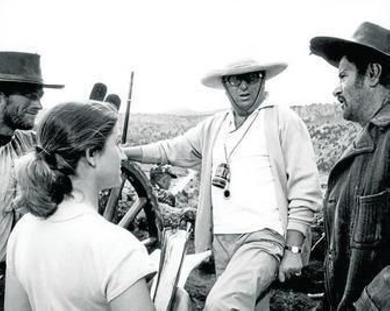 El cineasta italiano Sergio Leone charlando con Clint Eastwood y Eli Wallach durante el rodaje.