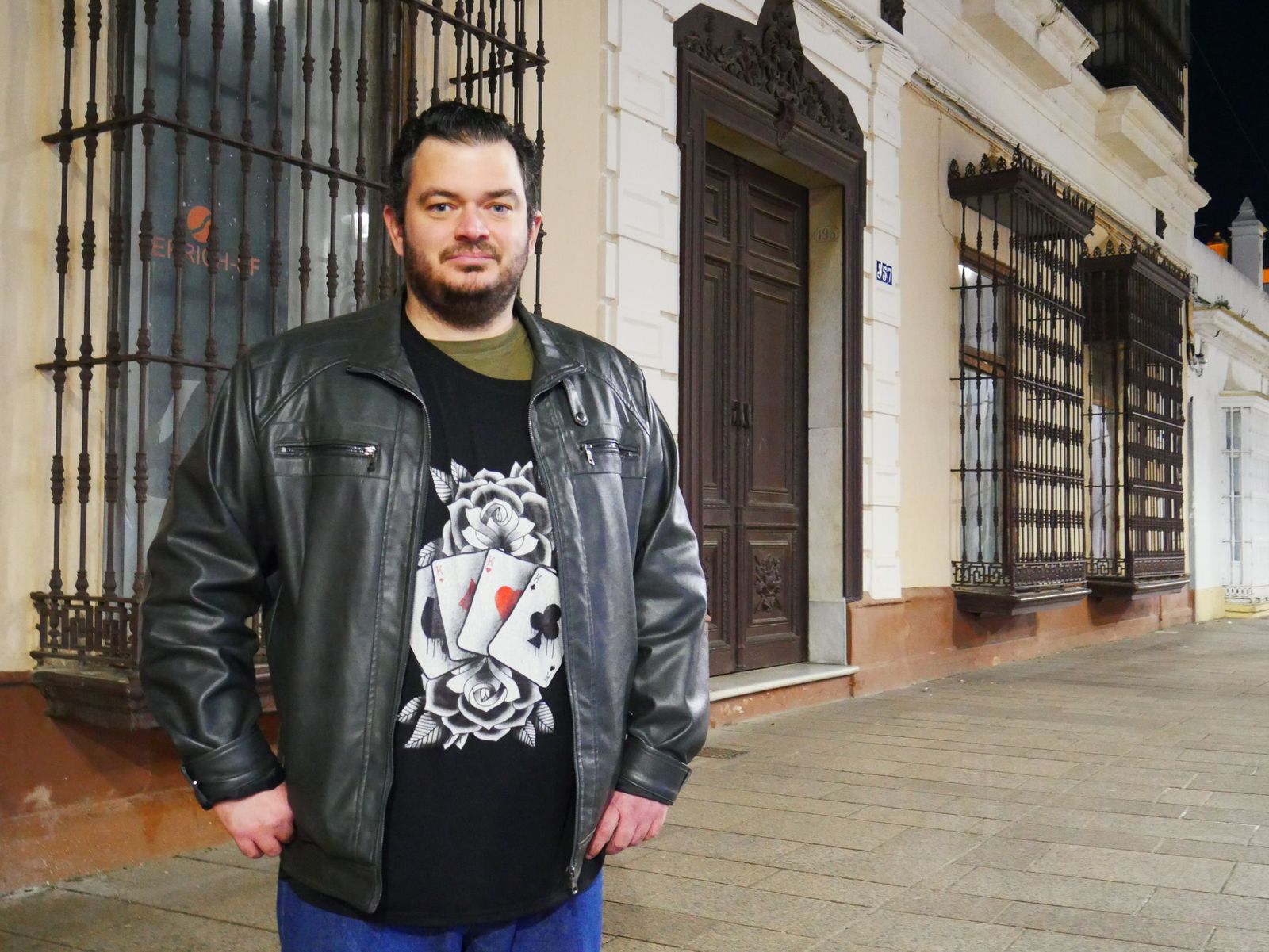 El autor, junto a la fachada de uno de los edificios más mágicos de la ciudad: la Casa Lazaga.