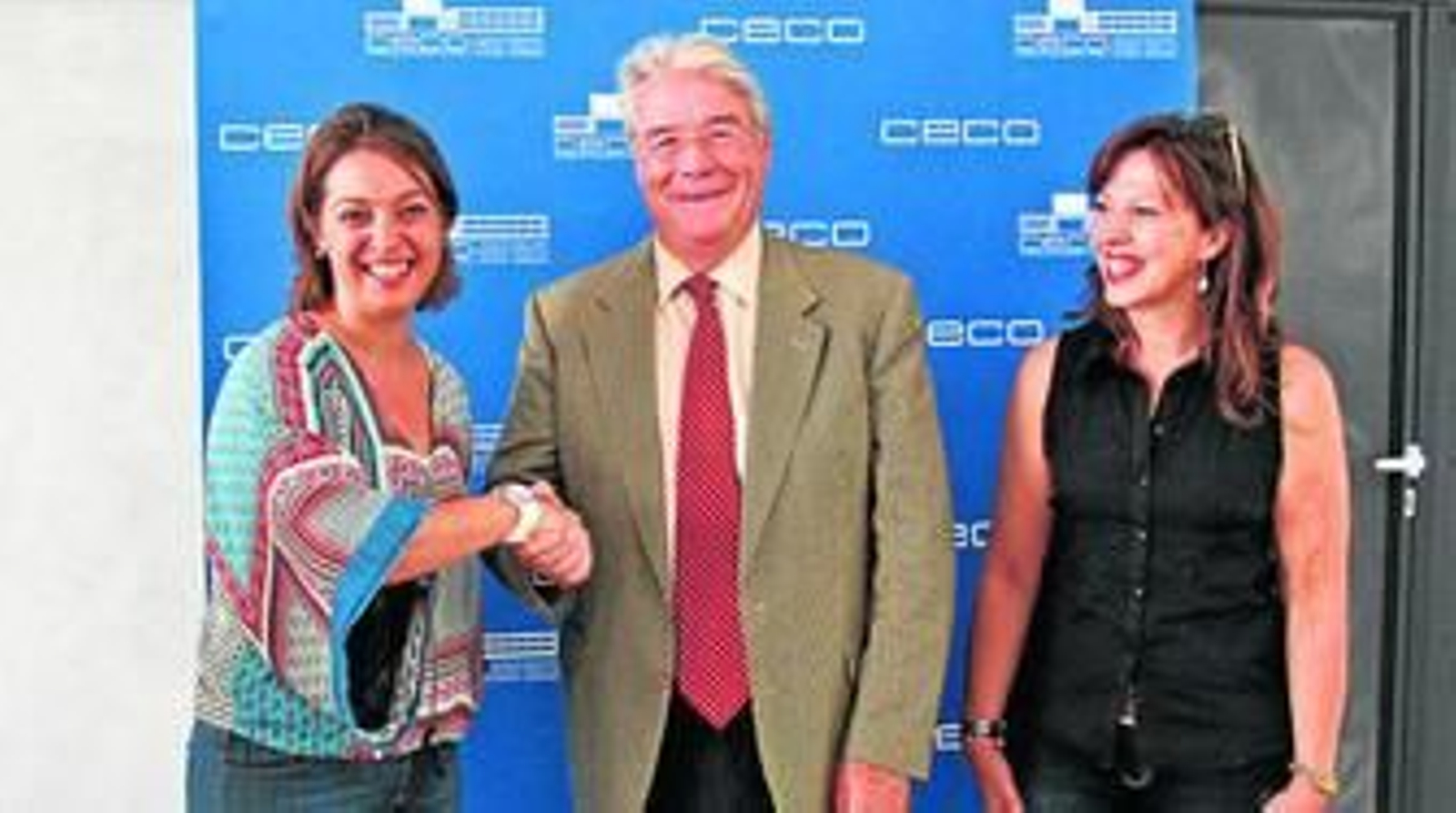 La futura alcaldesa, Isabel Ambrosio, saluda ayer al presidente de los empresarios durante una visita a CECO.