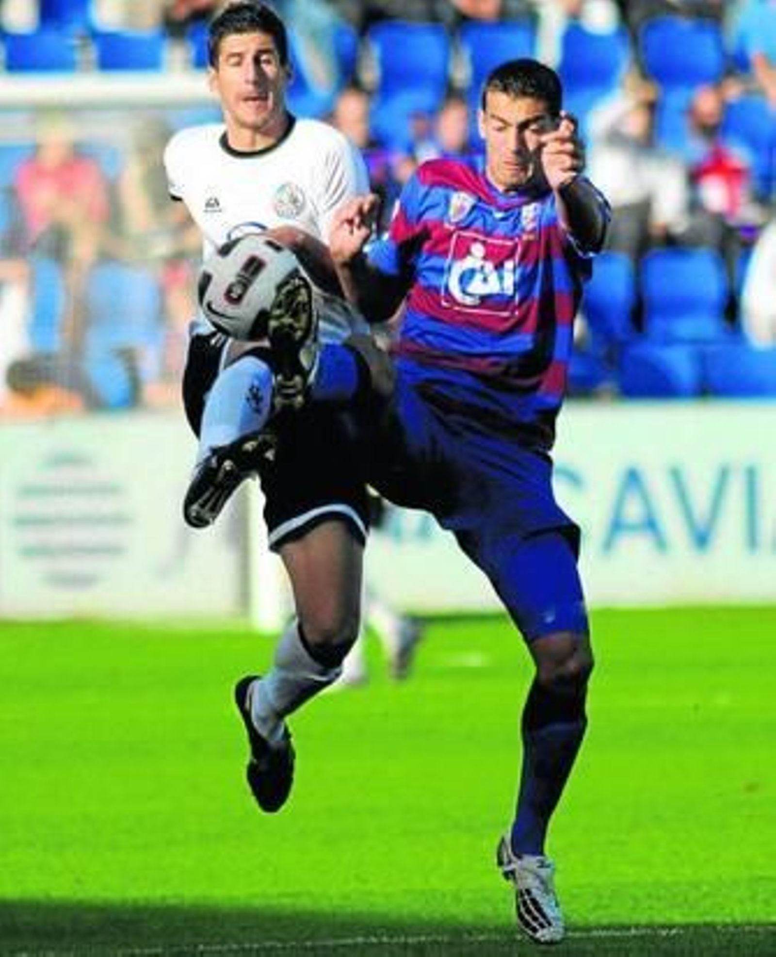 Roberto pugna por un balón dividido con el central del Salamanca Moratón en El Alcoraz (0-1).
