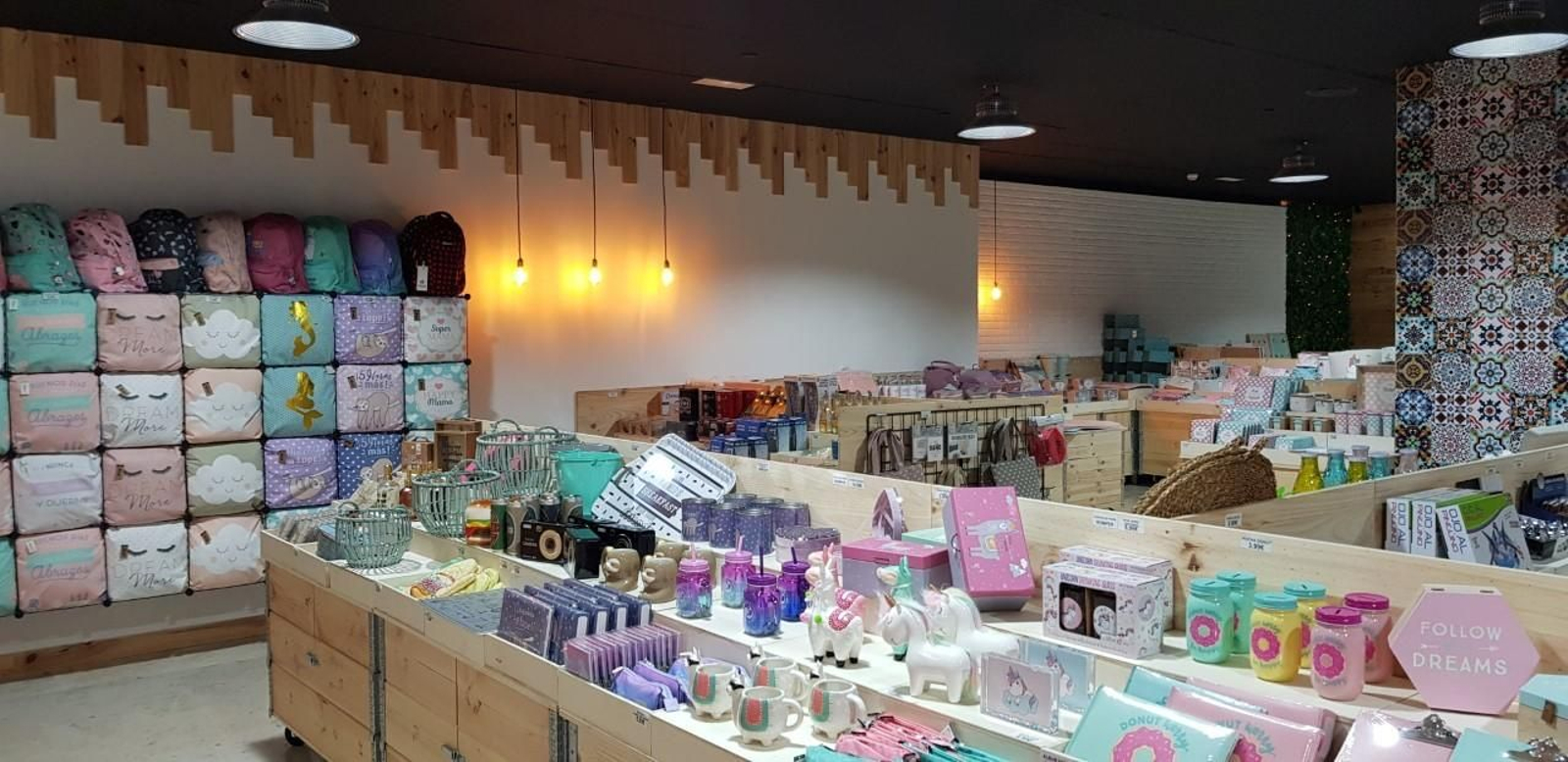 La cadena sigue las tendencias del momentos con motivos de unicornios.