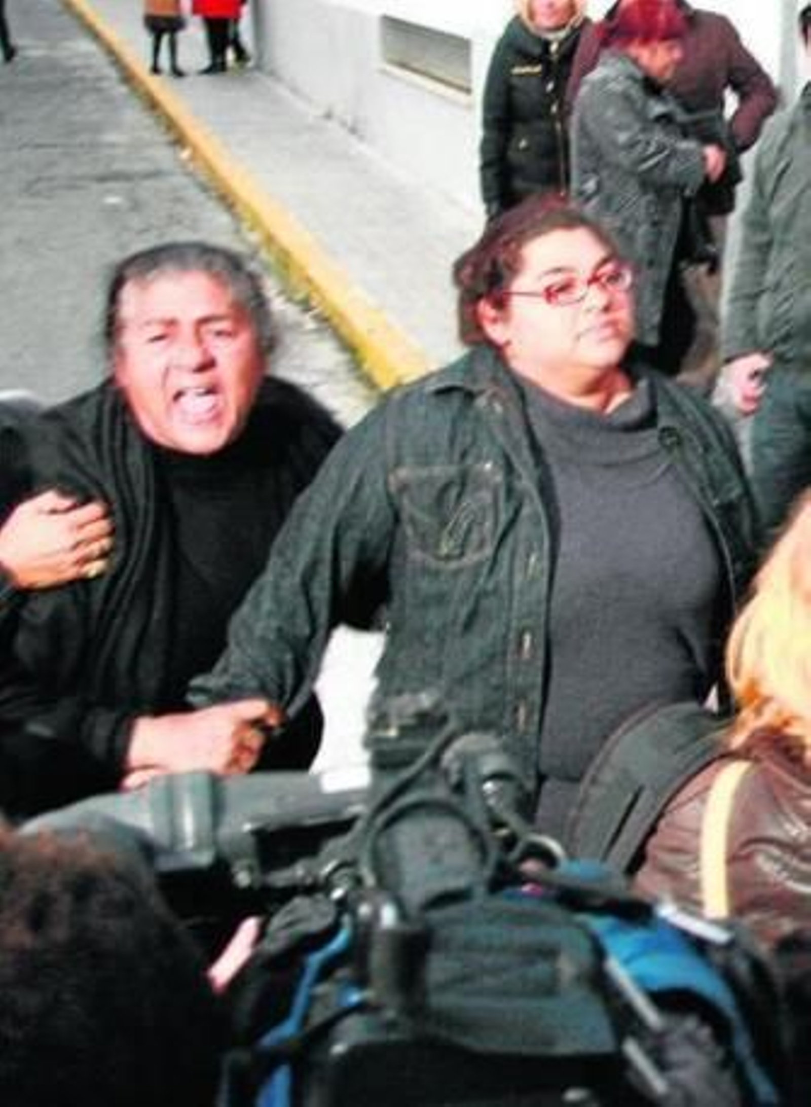 Irene Suárez, sostenida por su madre en la tarde de ayer.
