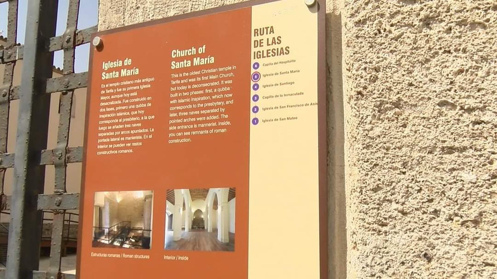 El nuevo panel informativo en la iglesia de Santa María.