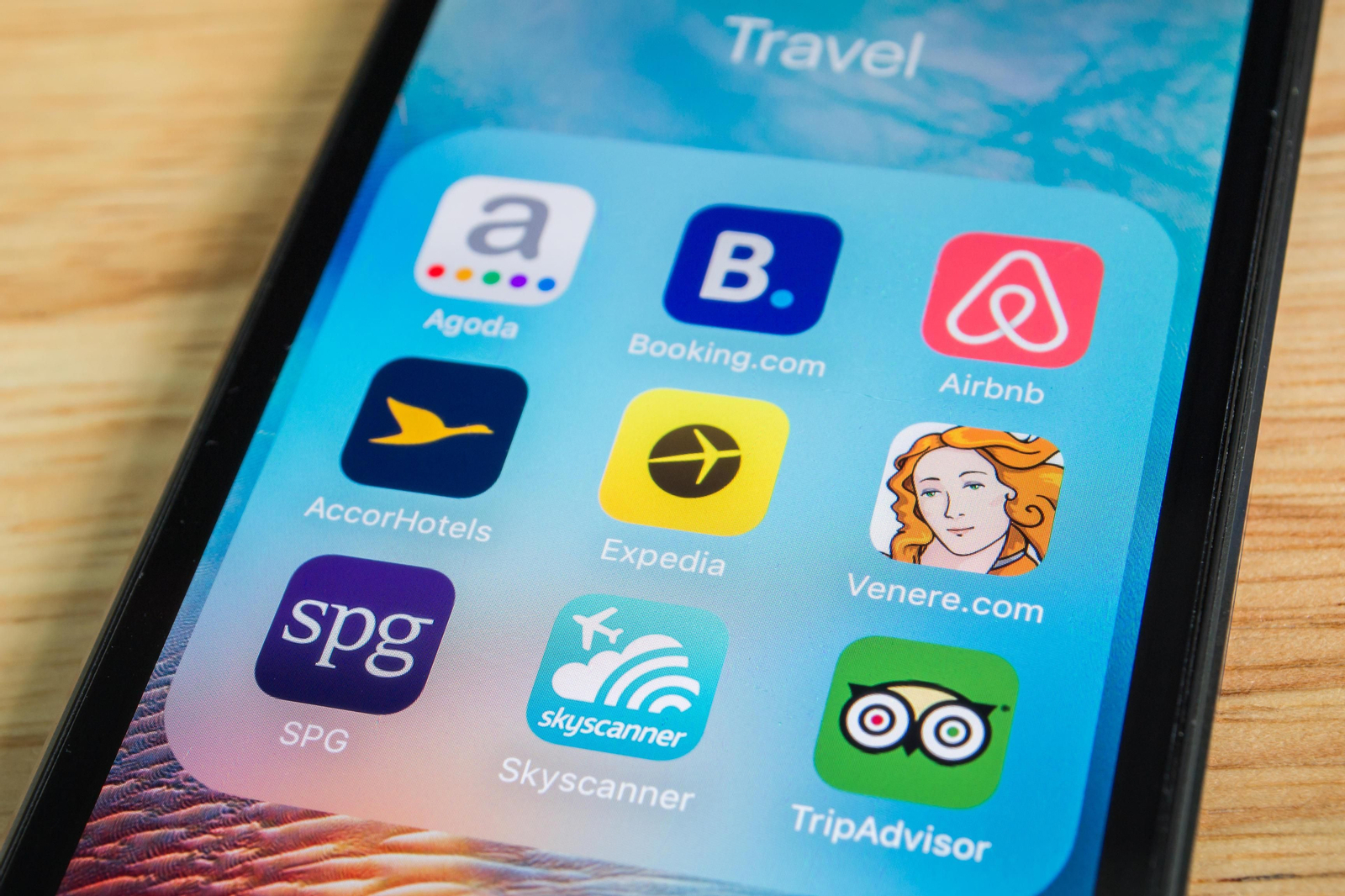 Móvil con aplicaciones de viajes y alquiler. Móvil con aplicaciones de viajes y alquiler.