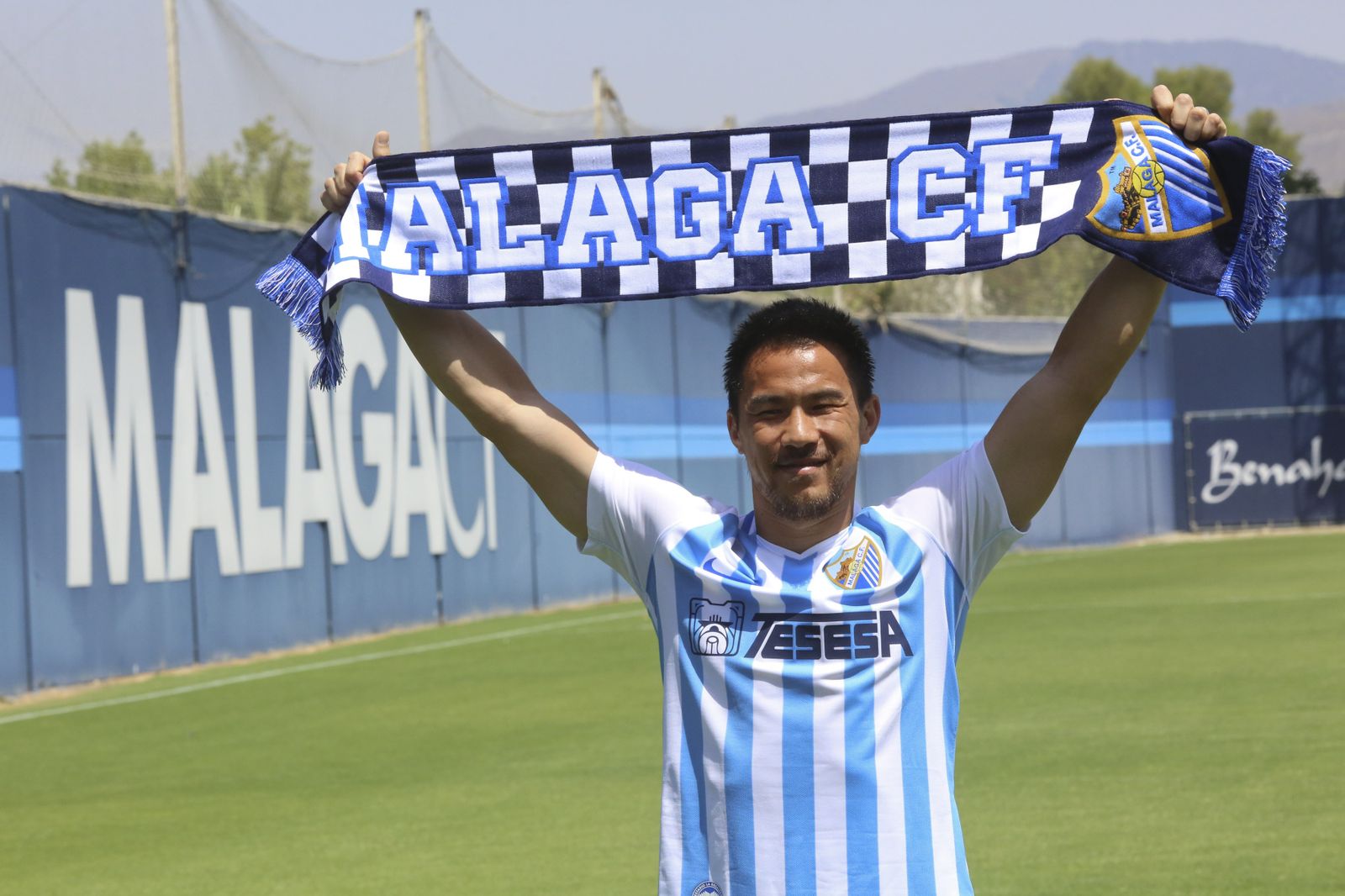 Las fotos de la presentación de Okazaki con el Málaga CF