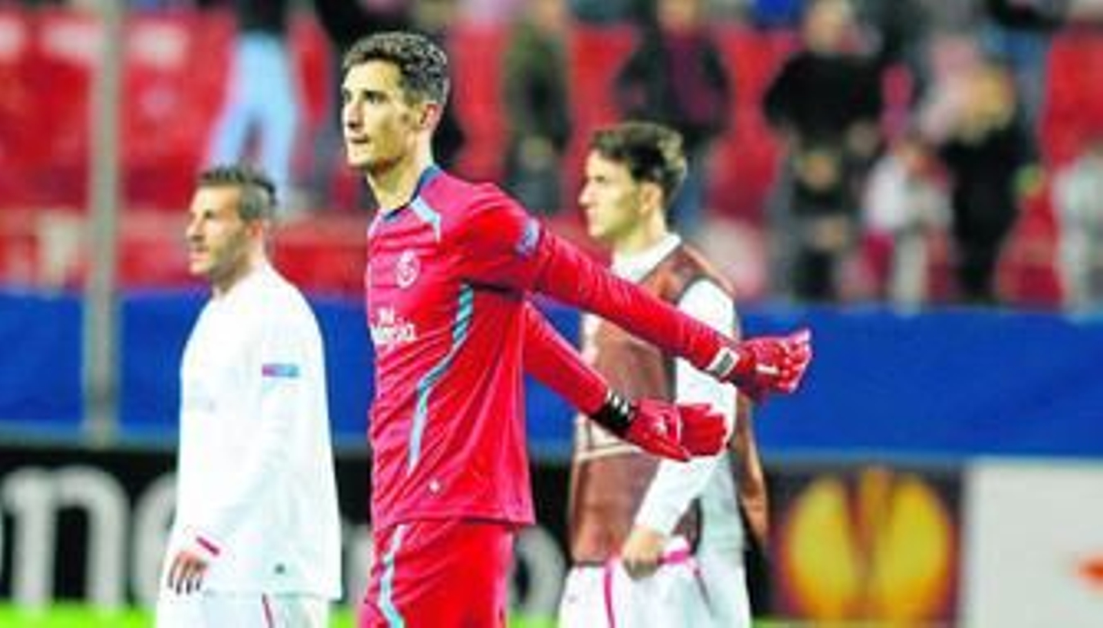 Sergio Rico, al acabar el partido del jueves ante el Borussia Mönchengladbach, en el que fue protagonista.