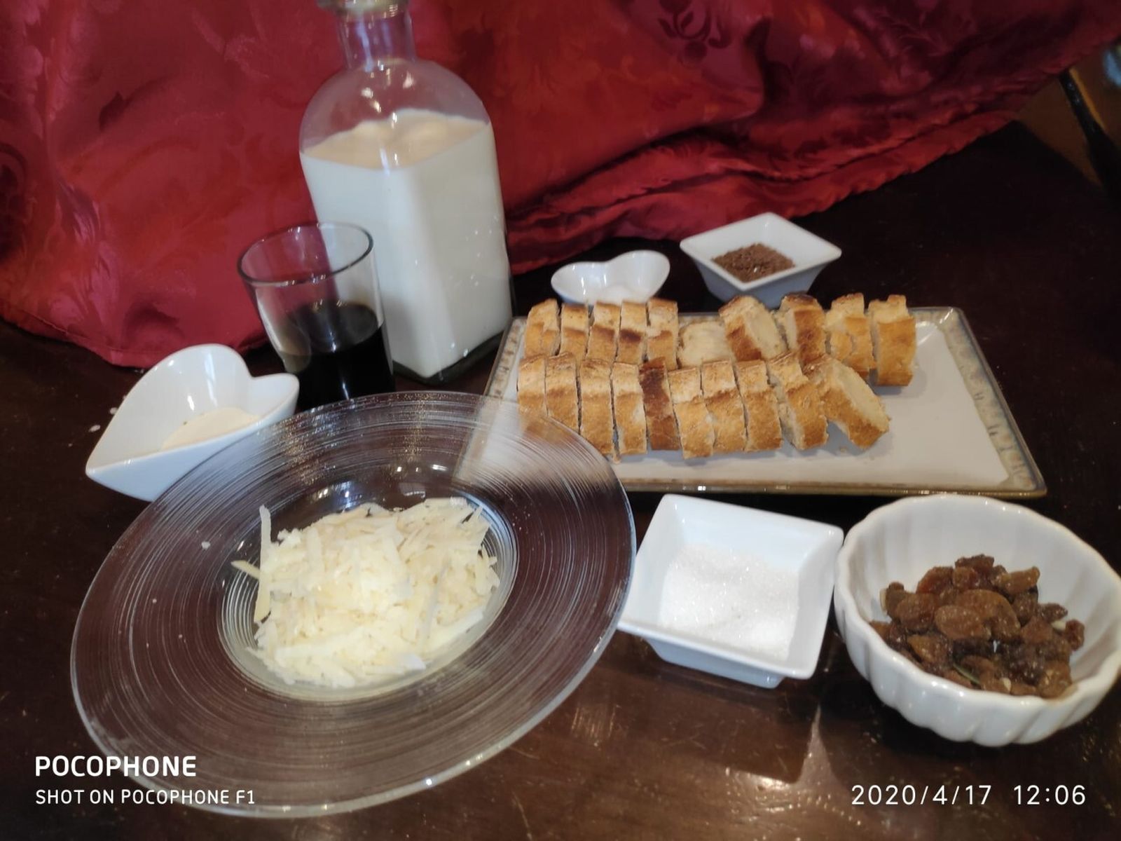 Receta de crema fría de gachas con parmesano y escarcha de vino tinto.