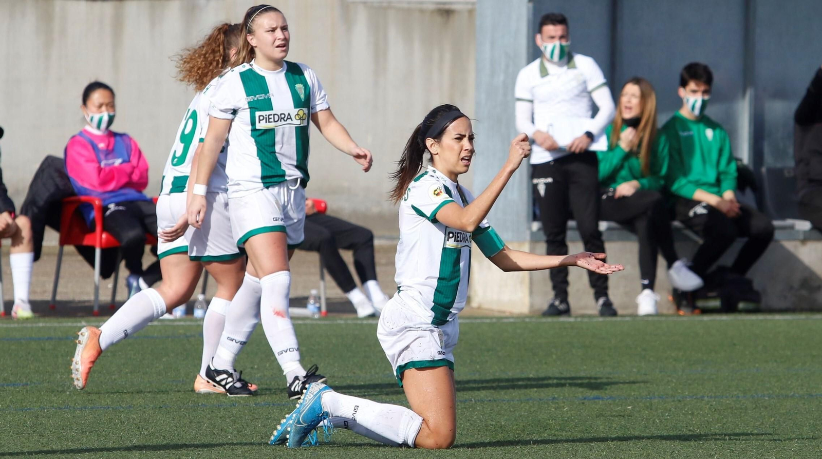 María Avilés, capitana del Córdoba Femenino, protesta tras recibir una falta.