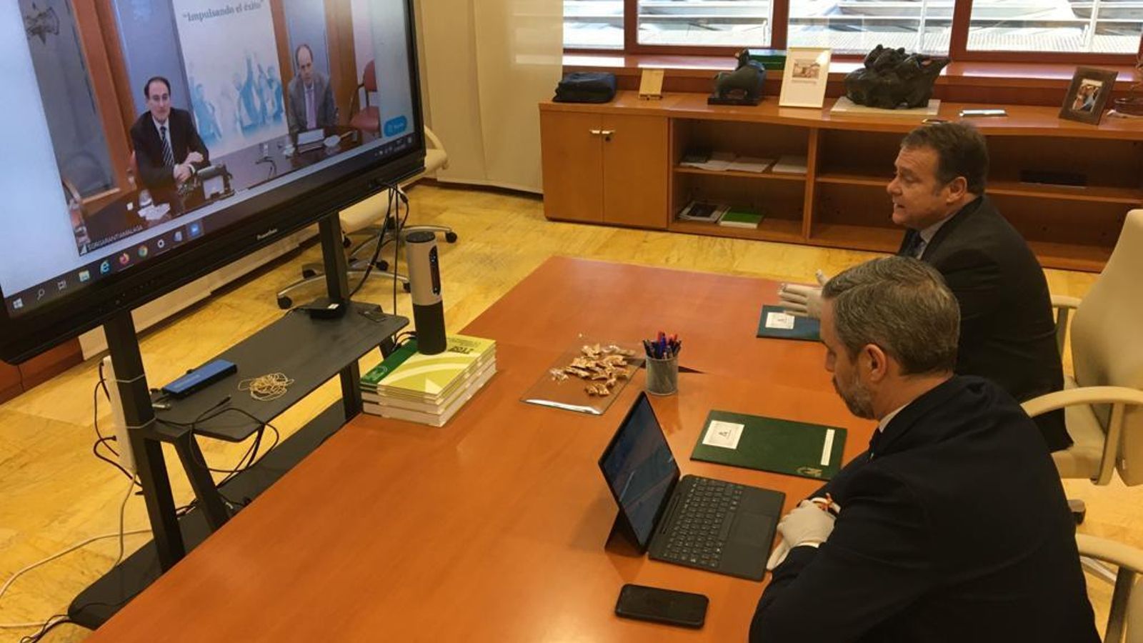 Foto firma convenio Garántia