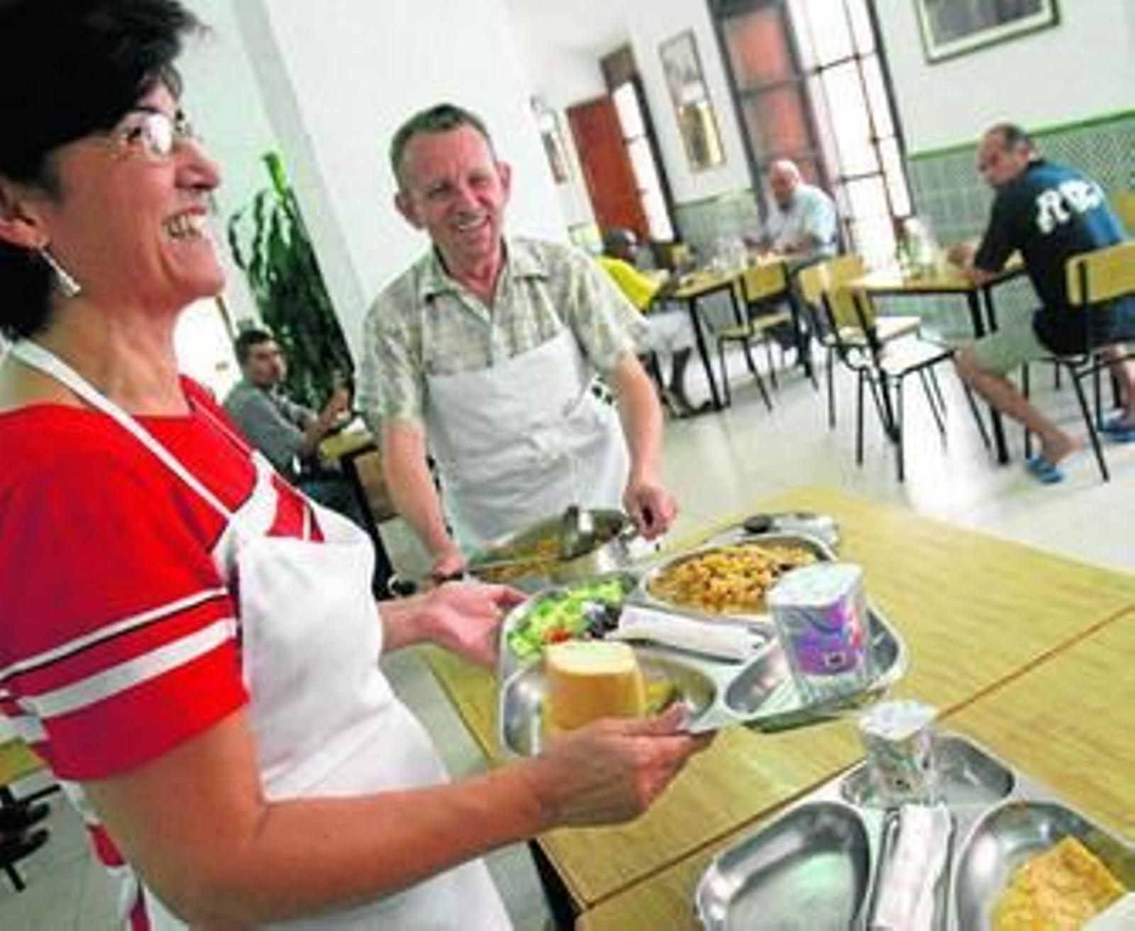La directora del comedor de Santo Domingo reparte el almuerzo a los más necesitados.