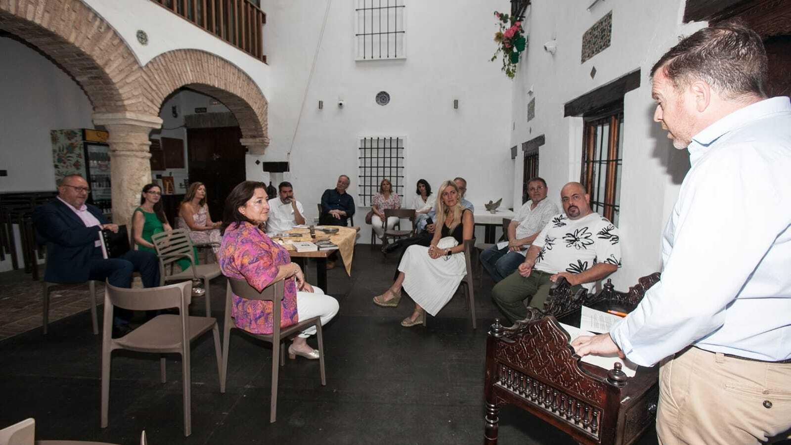 Jesús Guerrero, gerente del establecimiento, dirigió el encuentro