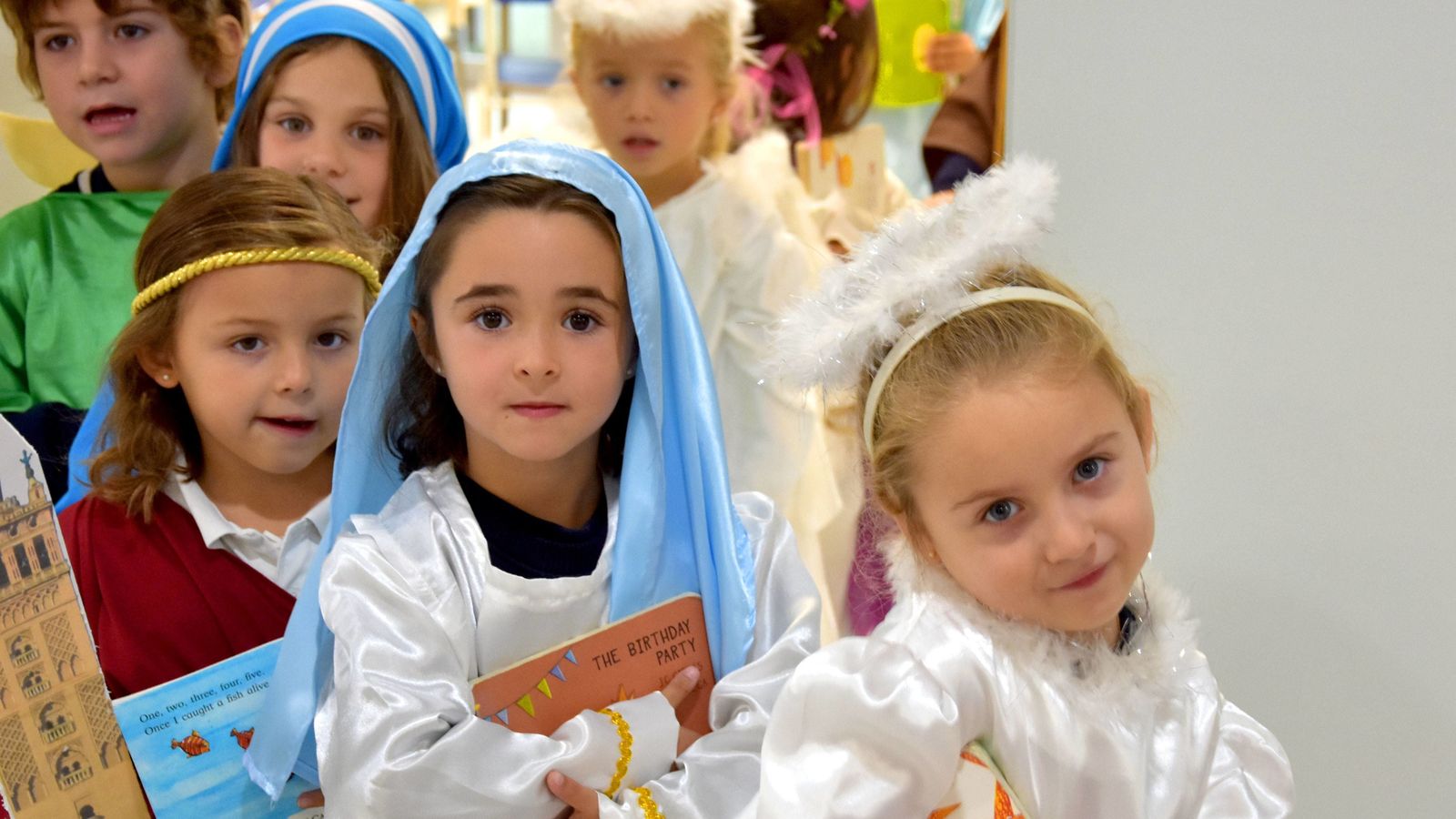 Alumnos de infantil caracterizados como santos.