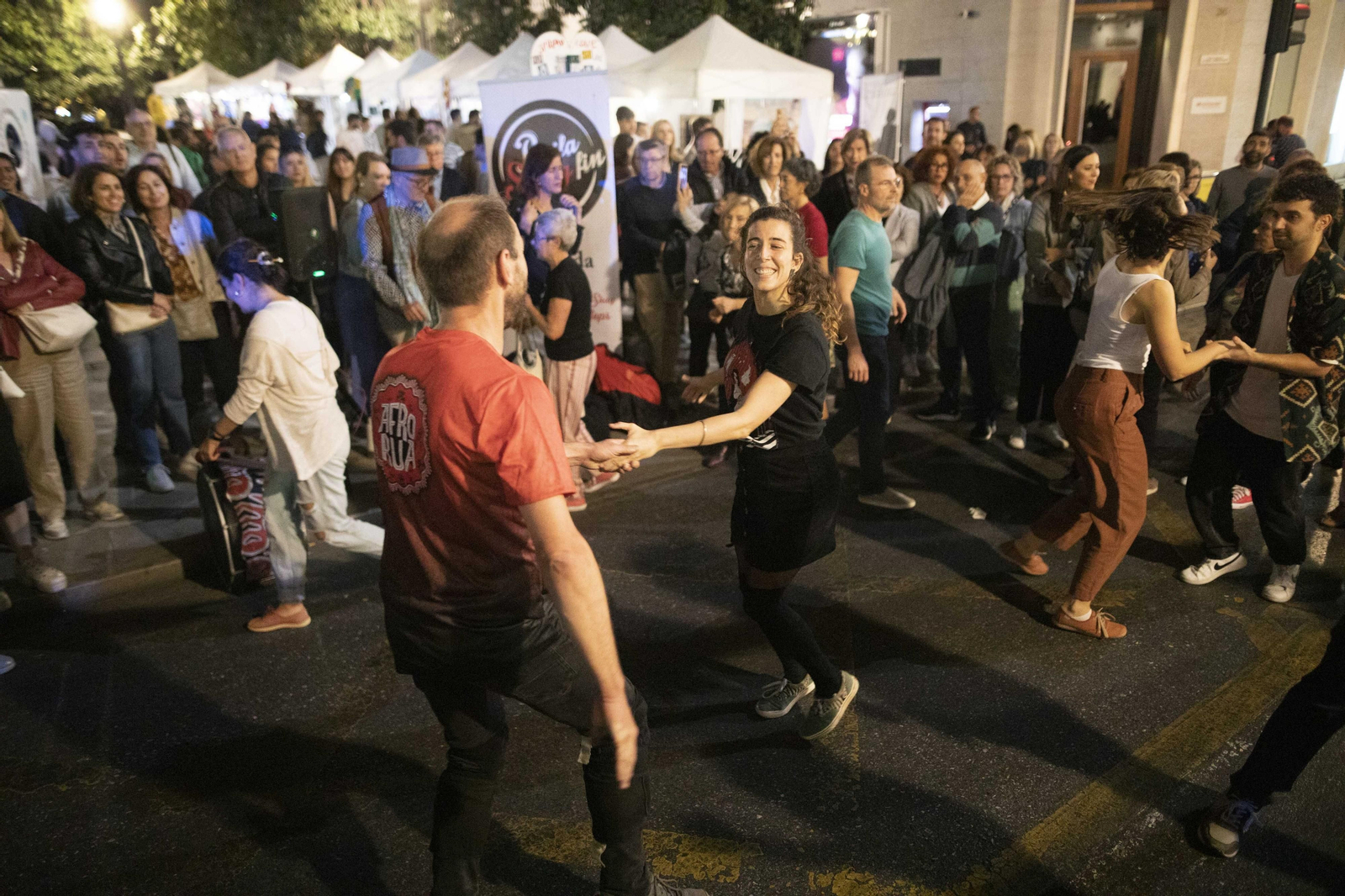 Las mejores fotos de la Noche en Blanco de Granada: del concierto de Xoel López a partidos de baloncesto