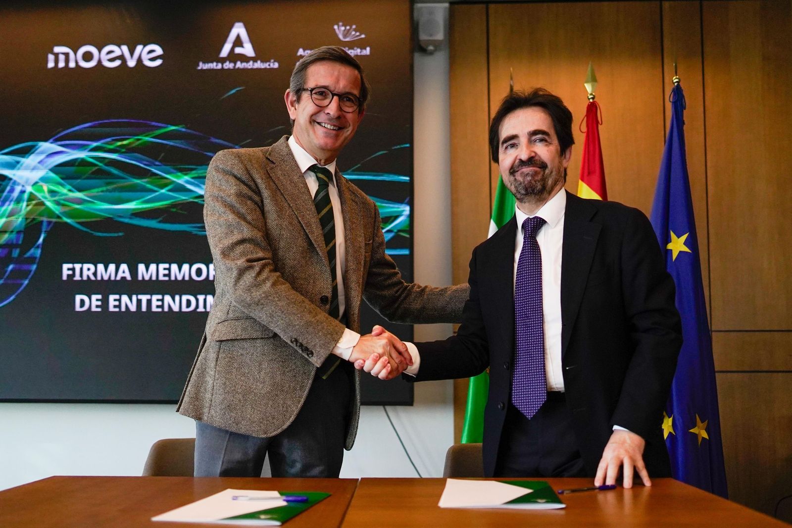 El consejero Jorge Paradela y el vicepresidente de Tecnología, Proyectos y Servicios de Moeve, José Manuel Martínez.