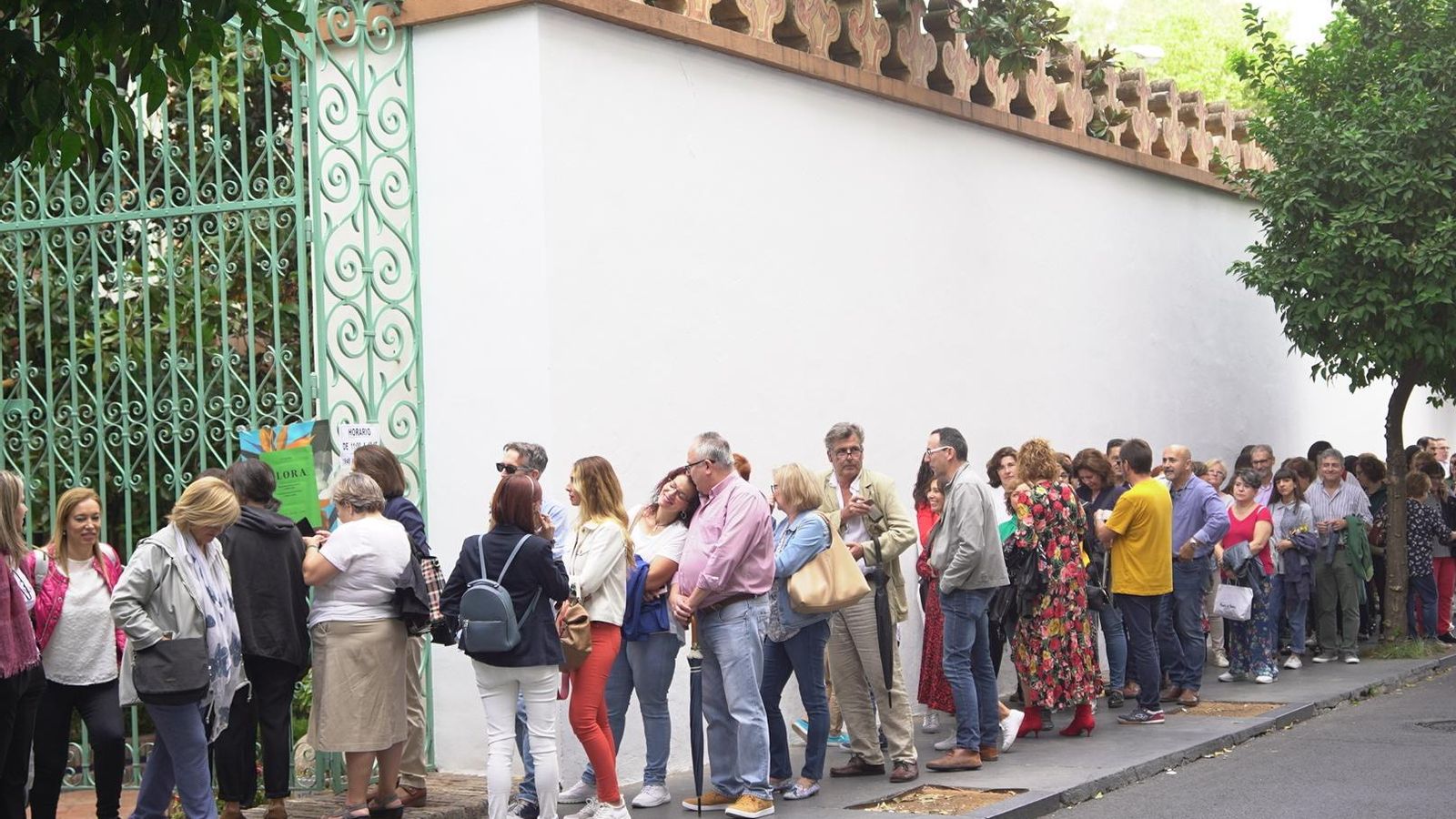 Un grupo de personas espera su turno para contemplar la creación de Thierry Boutemy en la Diputación.