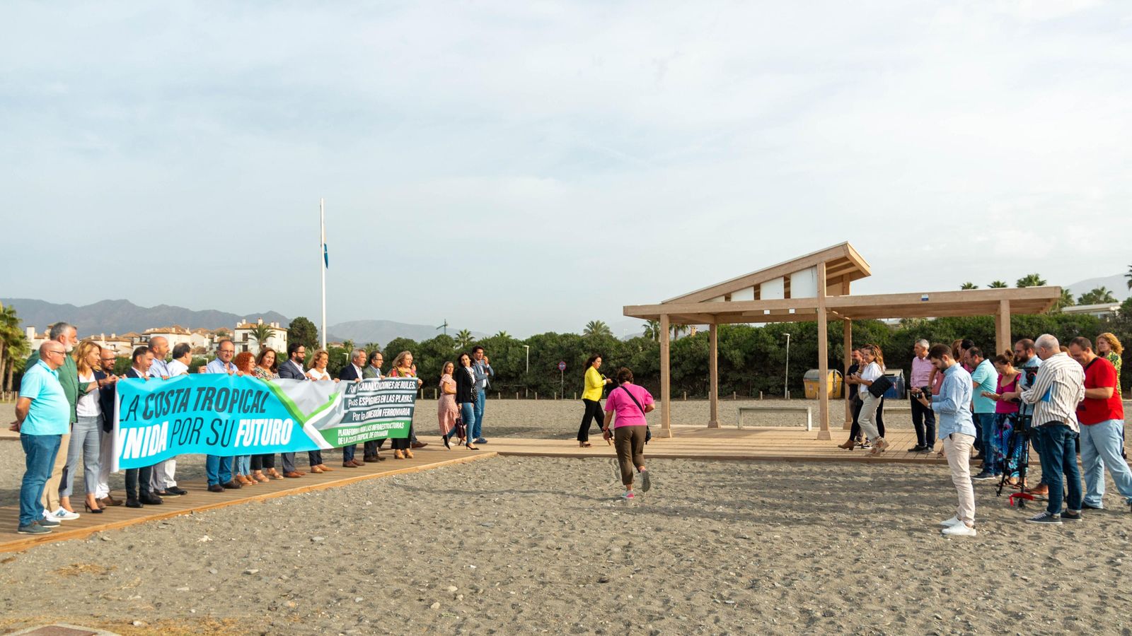 Representantes políticos, empresariales y sociales junto a la prensa