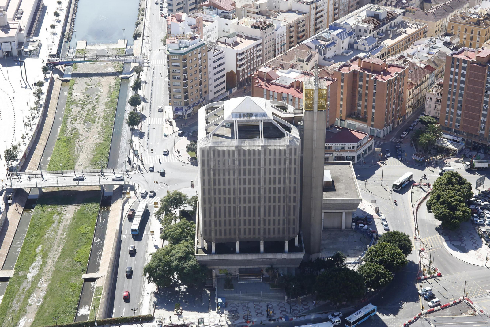Vista aérea del antiguo edificio de Correos, localizado junto al cauce del río Guadalmedina y en la Avenida de Andalucía.