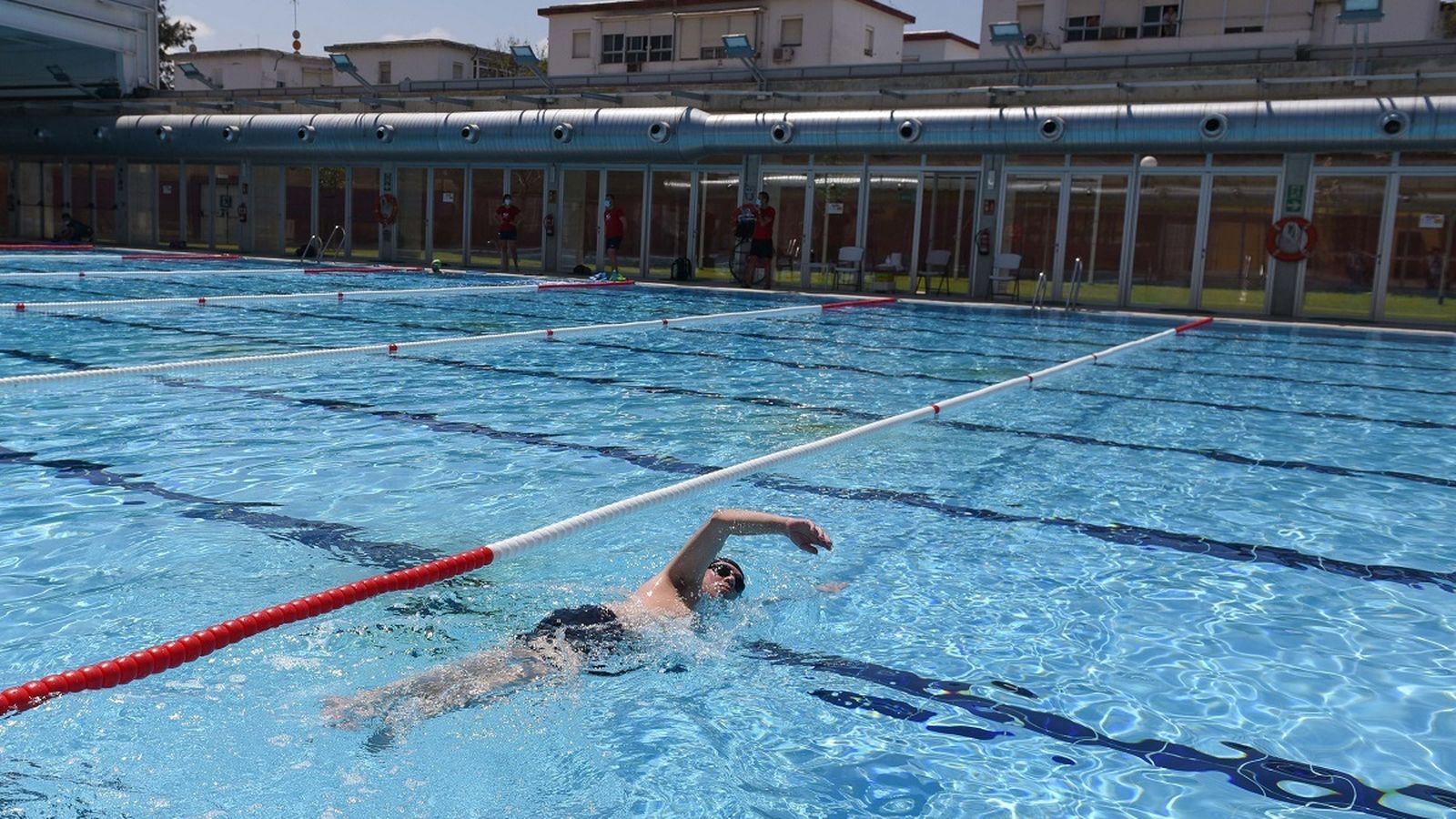 Un bañista practica natación en la piscina municipal de El Tiro de Línea.