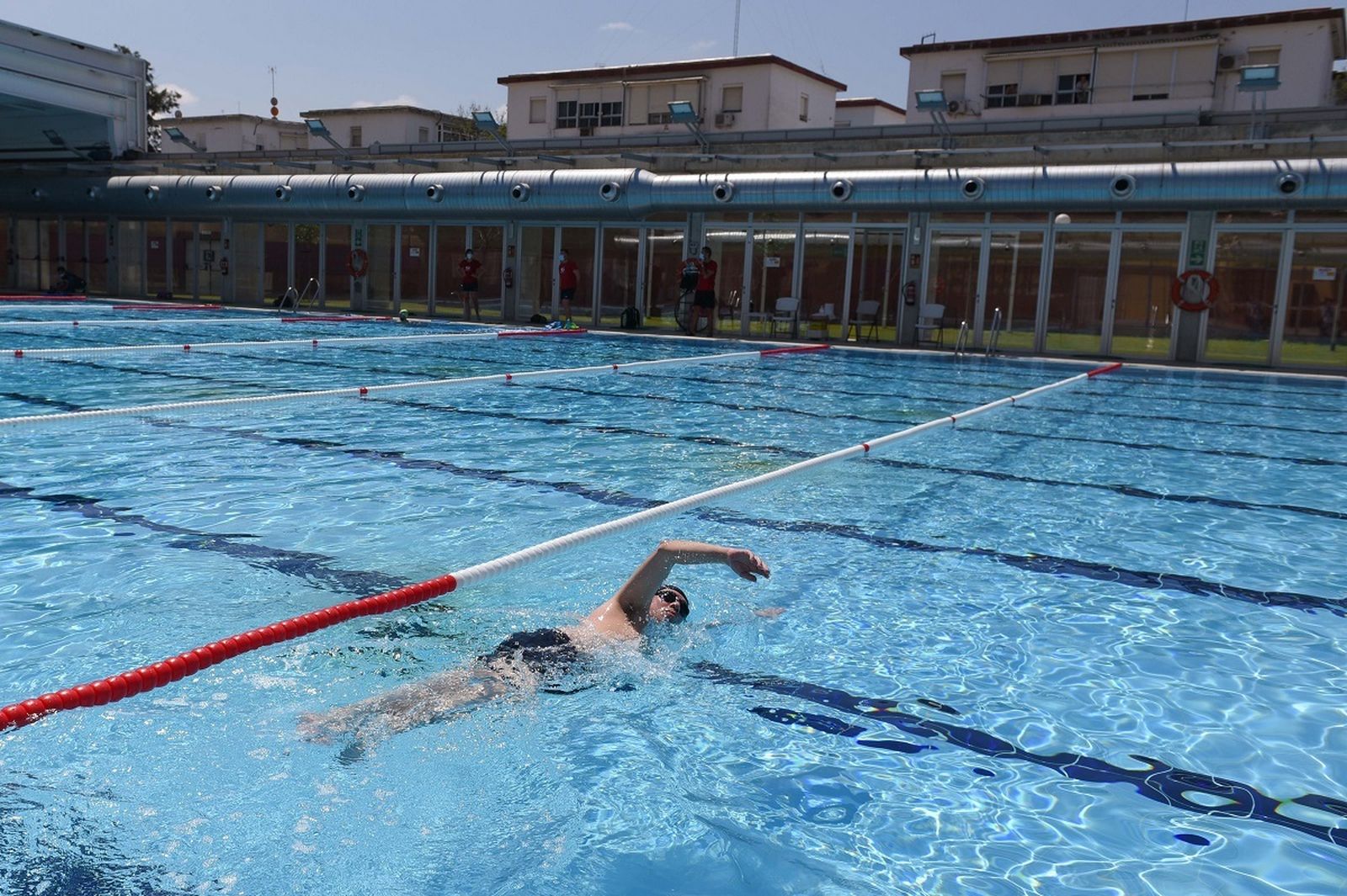 Un bañista practica natación en la piscina municipal de El Tiro de Línea.
