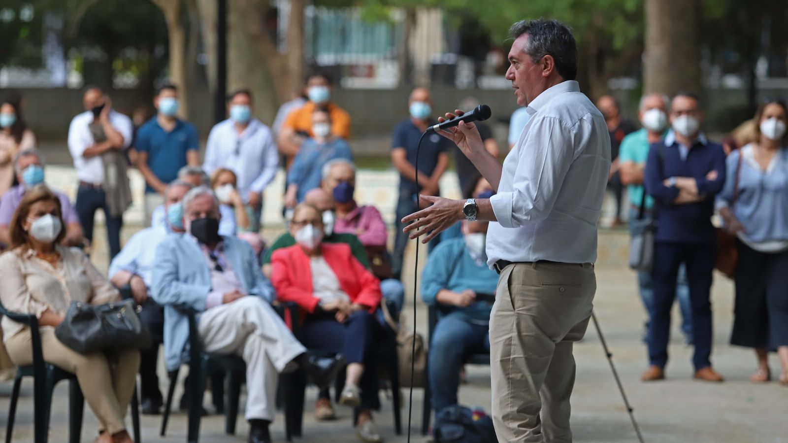 Fotos de Juan Espadas con simpatizantes del Psoe en Algeciras