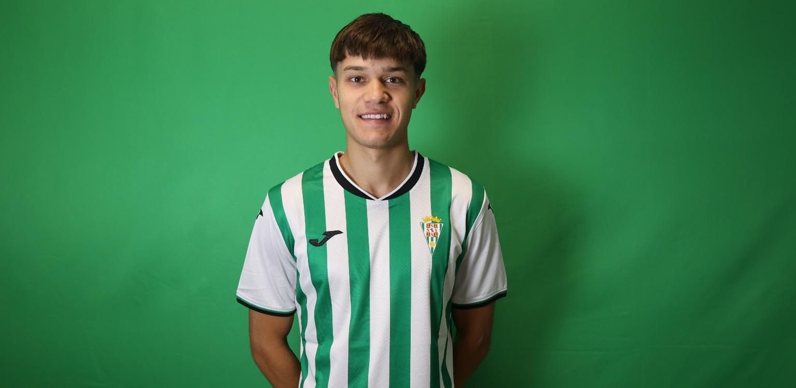 David Ortega ya luce la camiseta del Córdoba CF.