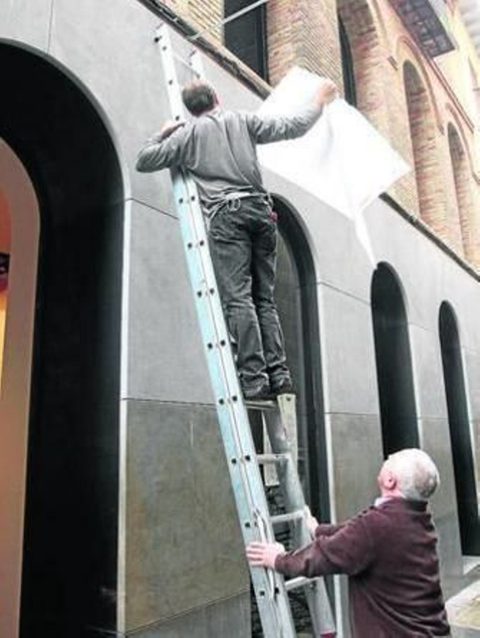 Operarios cambian carteles del Centro, el pasado marzo.