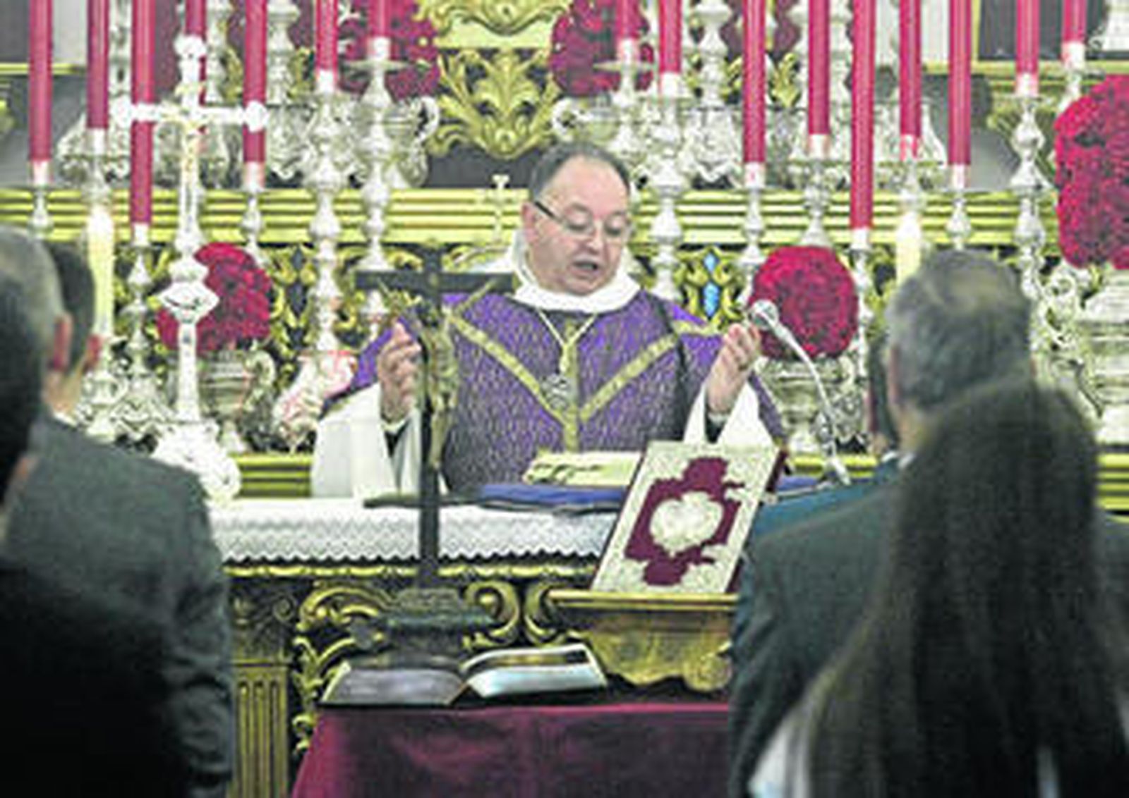 Un momento del oficio religioso celebrado en la Capilla de Europa, ayer.