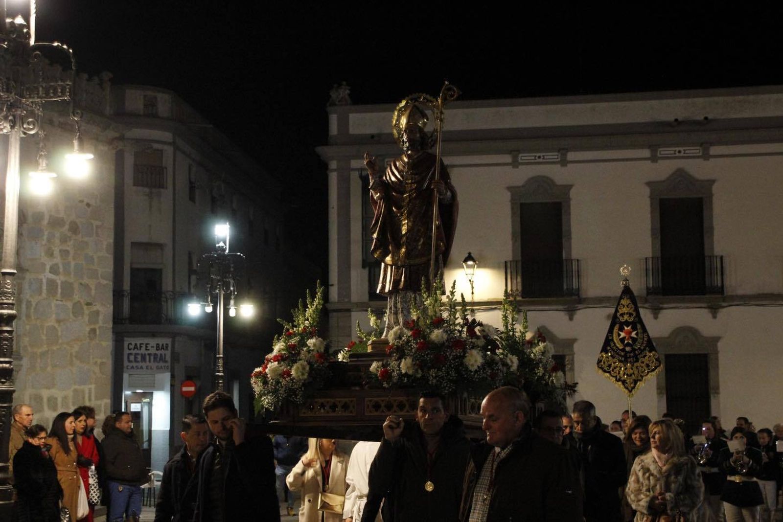 San Blas recorre las calles de Hinojosa del Duque, en imágenes