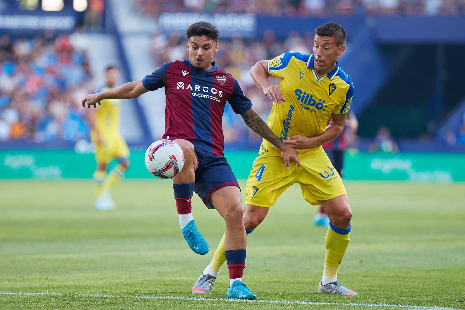 Alcaraz pugna con un rival en la zona ancha.