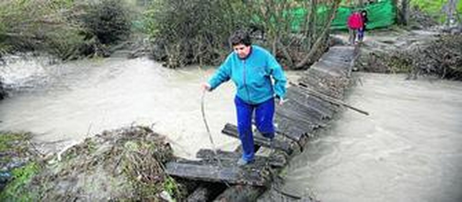 Los afectados se han construido un precario puente sobre el río Aguas Blancas.
