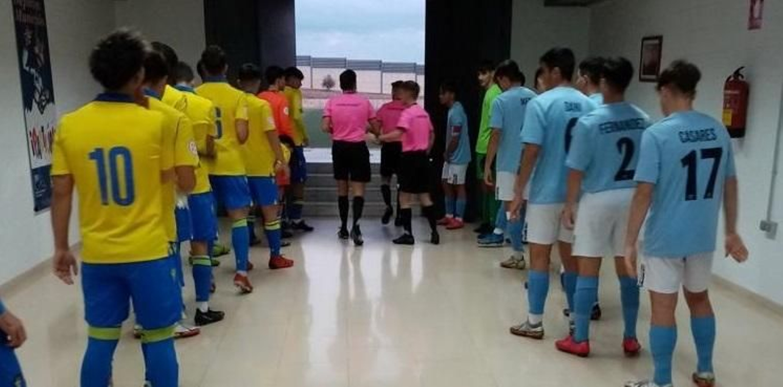 Los equipos, justo antes de salir a jugar en Santa María del Águila.