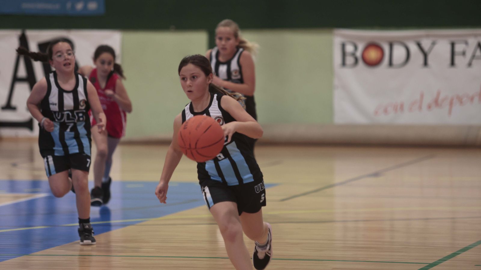 Las fotos de la primera jornada del torneo Semana Santa de baloncesto de la Línea