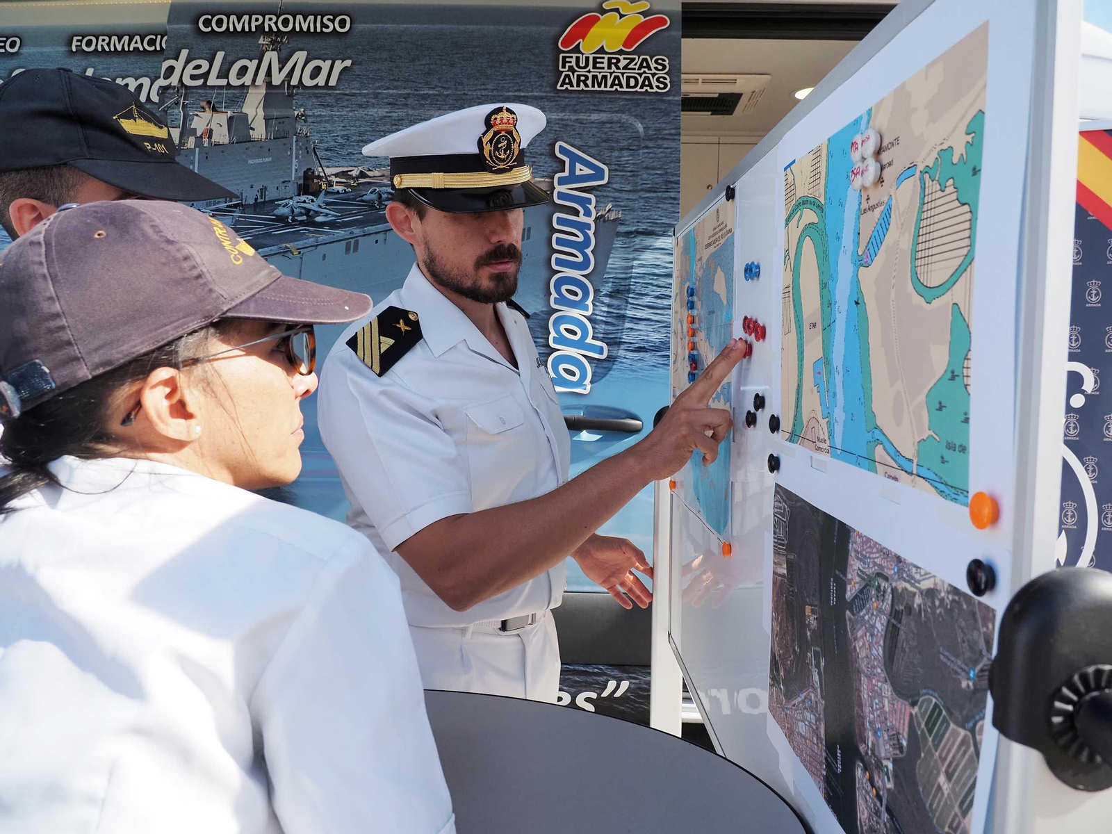 Las mejores imágenes del choque entre un ferry y un pesquero en medio del Guadiana