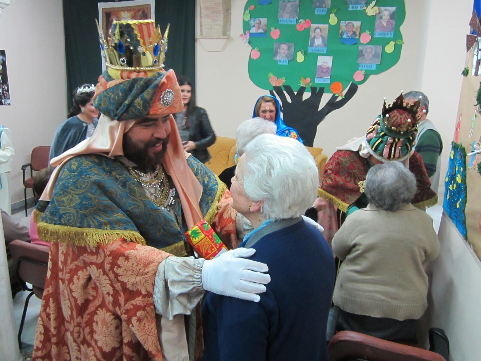 Un rey mago visita un asilo en Carmona.