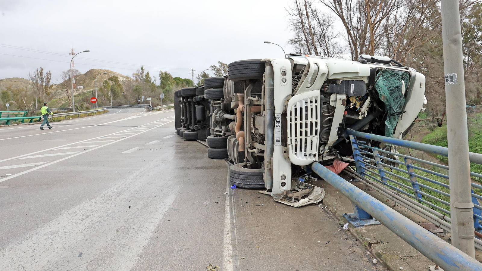 Accidente de un camión en la A-2004 junto a la salida de la autopista de La Cartuja
